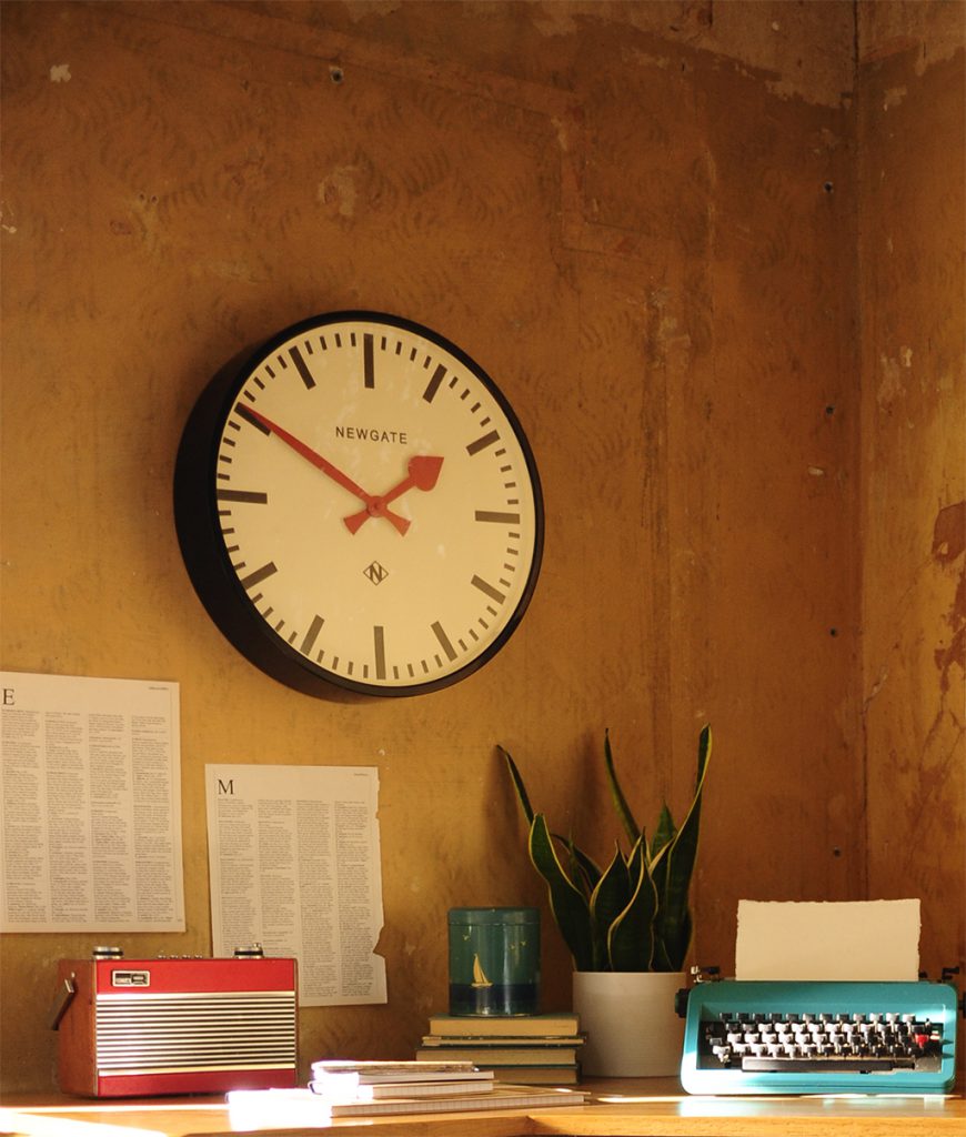 Clocks, office, Newgate, plant, typewriter, vintage roberts radio