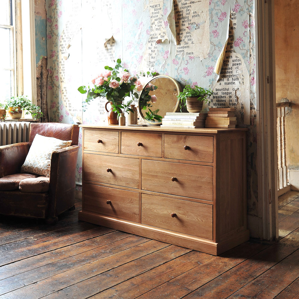 Oak Chest of drawers, seven drawers, bedroom, bedroom furniture, dream bedroom, books, roses,vintage wallpaper