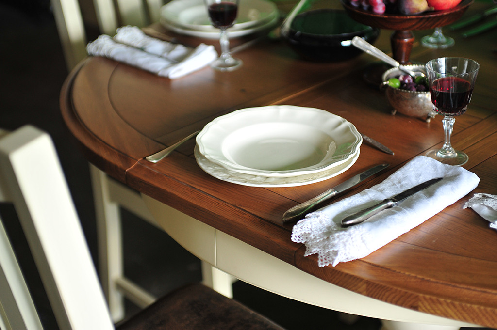 Plates, red wine, dining, table setting, napkin