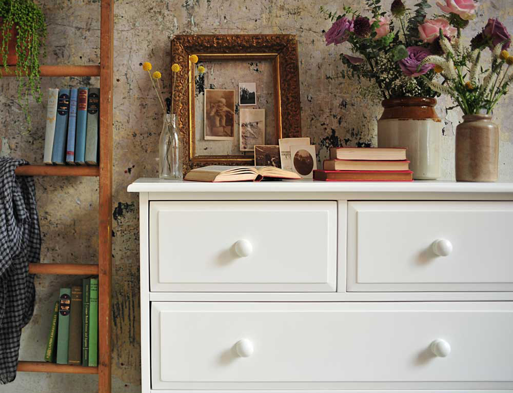 Eccelectic bedroom, white furniture, vintage frames, ladder, vtinage books, dream bedroom