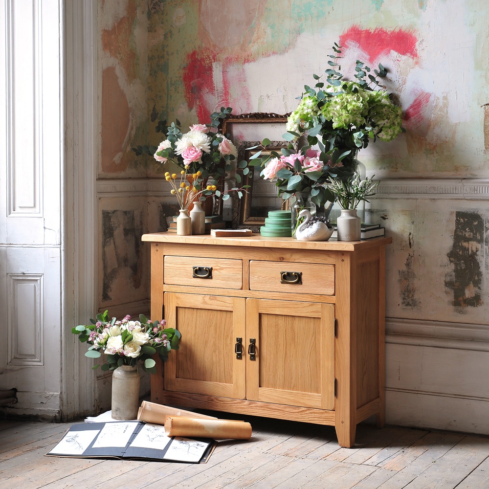 Rustic Oak, FLowers, Lots of Flowers, Abundance, Oak furniture, Coloured Walls