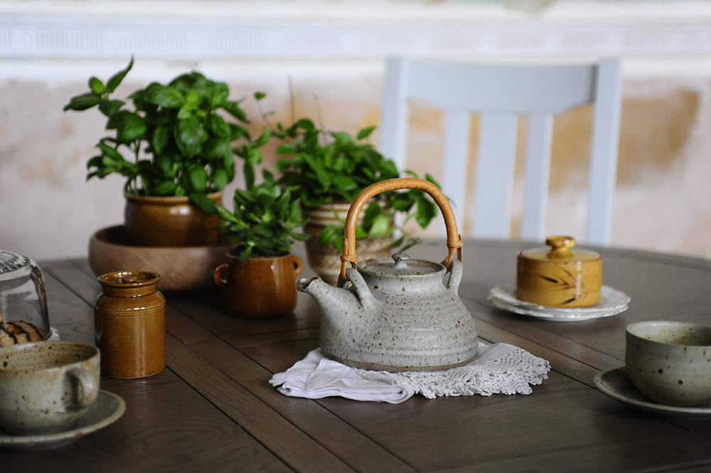 Table protection, teapot, tea, plants