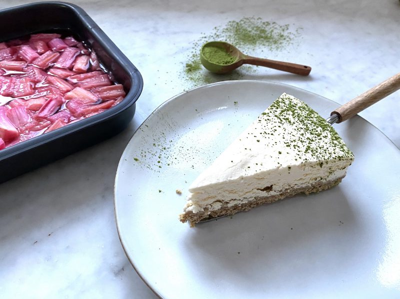 8-rhubarb-cheesecake-sprinkled-with-matcha-and-rhubarb-in-tray