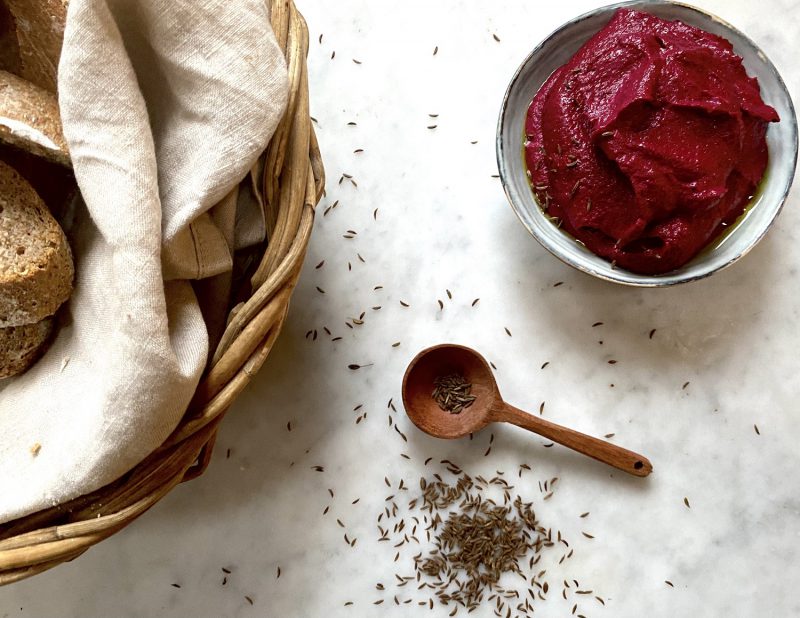 7-beetroot-hummus-served-with-bread