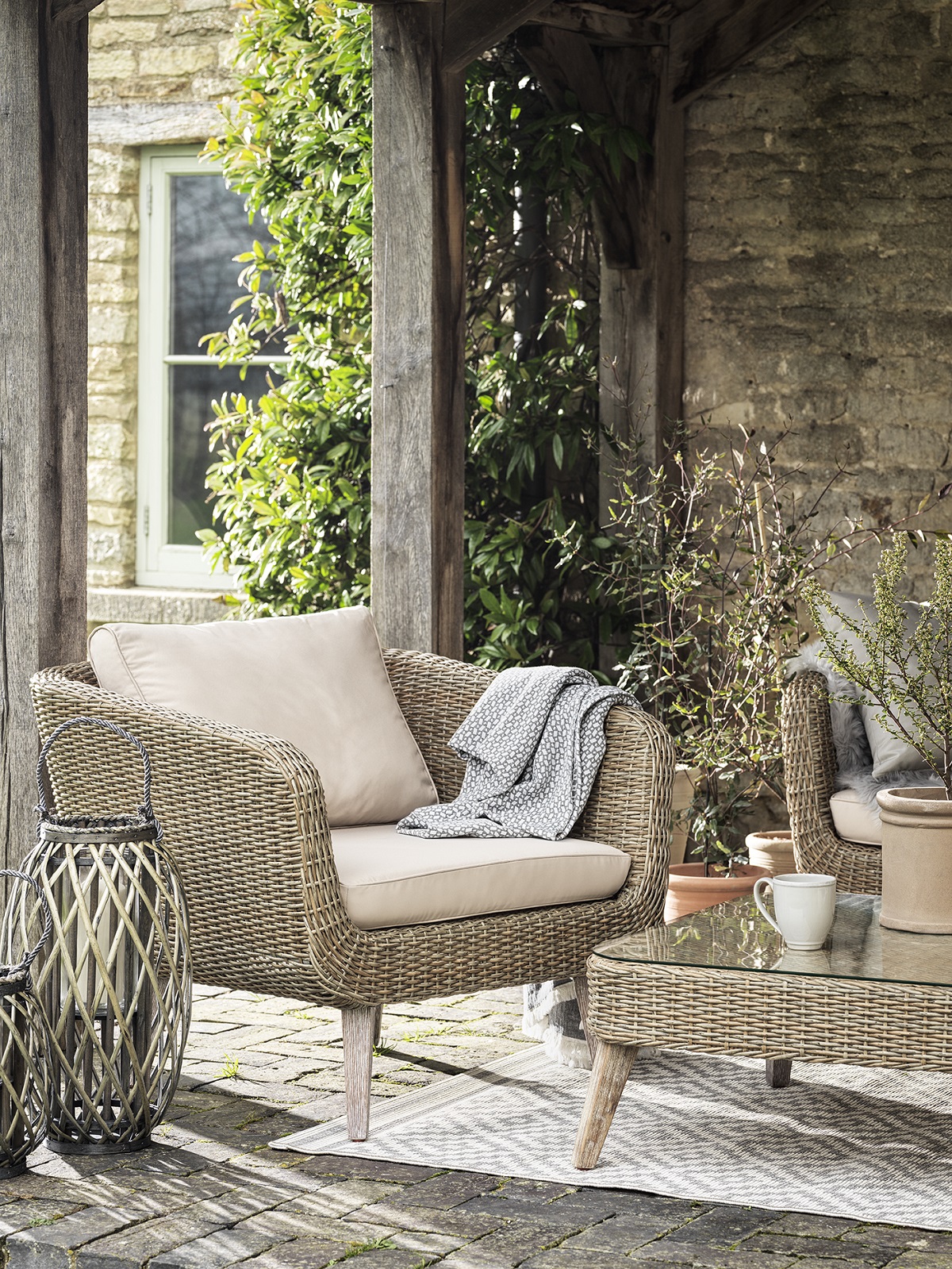Our Cerney outdoor lounge rattan garden furniture set